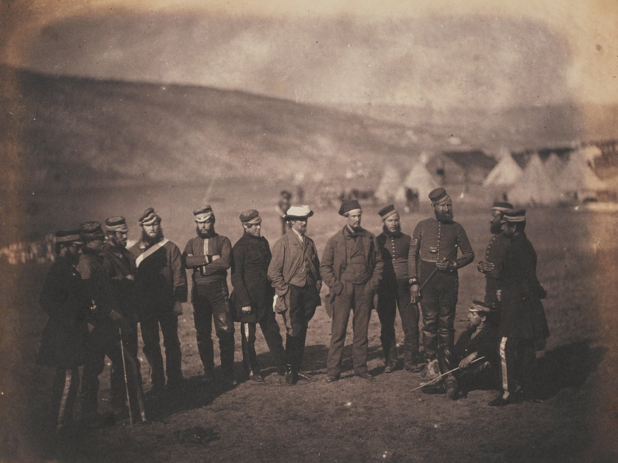 Major Adolphus William Desart Burton i oficerowie 5 pułku gwardii smoków na Krymie (własność księżniczki Charlotte), z albumu 52 fotografii związanych z wojną krymską, 1 autorstwa Roger Fenton