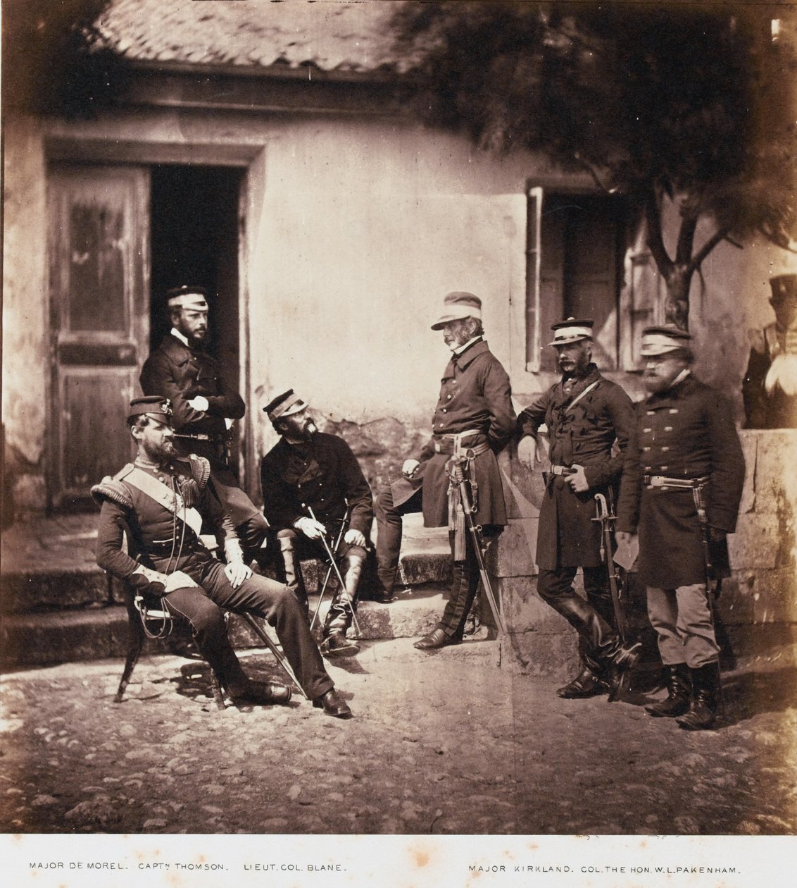 Generał dywizji James Bucknall Bucknall Estcourt i sztab, z albumu 52 fotografii związanych z wojną krymską, 1855 r. autorstwa Roger Fenton