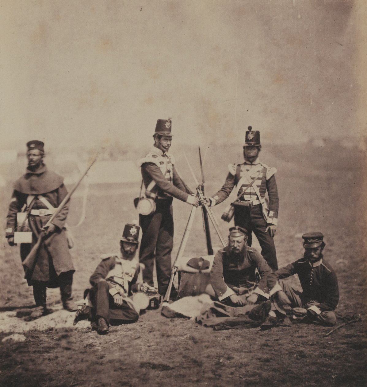 Oficerowie i ludzie z 3 (Wschodni Kent) Pułku Piechoty (Buffy) z albumu 52 fotografii związanych z wojną krymską, 1855 autorstwa Roger Fenton