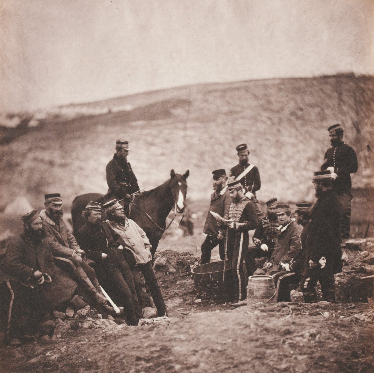 Oficerowie i ludzie z 8. (królewskiego królewskiego irlandzkiego) lekkich dragonów (husarzy) z albumu 52 fotografii związanych z wojną krymską, 1855 autorstwa Roger Fenton