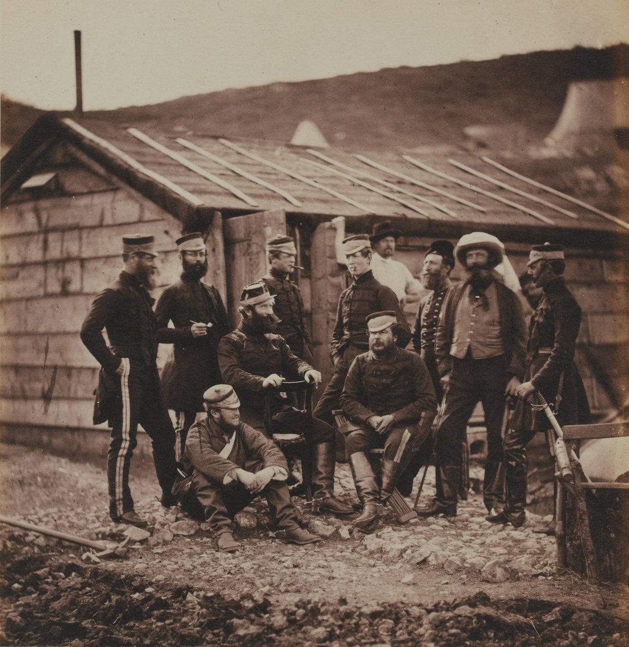 Oficerowie 4. Pułku Lekkich Dragonów Królowej, z albumu 52 fotografii związanych z wojną krymską, 1855 r. autorstwa Roger Fenton