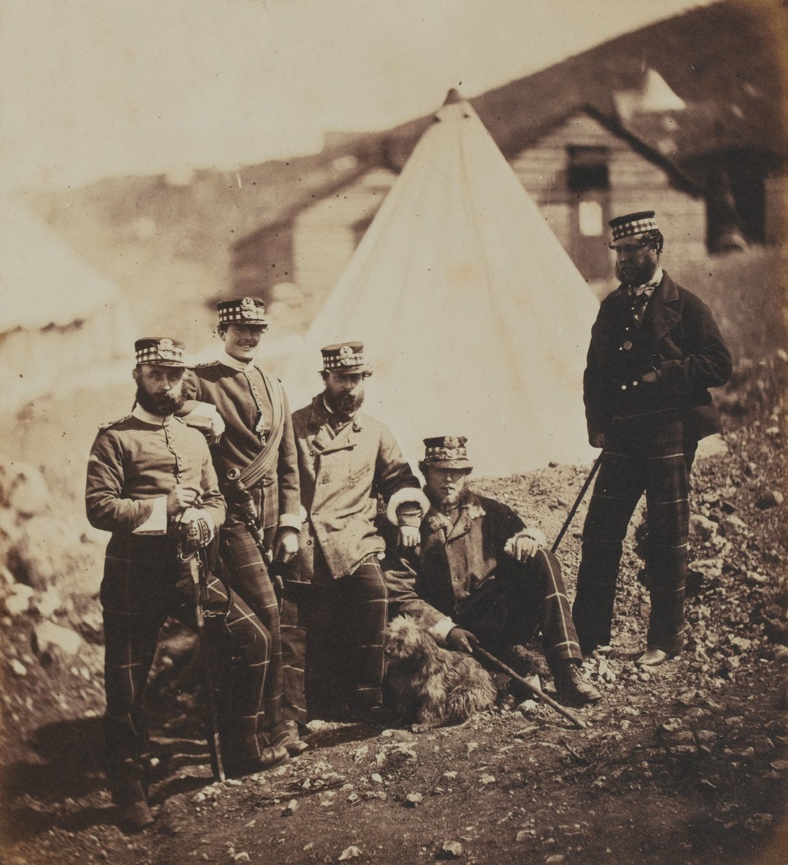 Oficerowie 71. (góralskiego) pułku piechoty (lekka piechota) z albumu 52 fotografii związanych z wojną krymską, 1855 autorstwa Roger Fenton