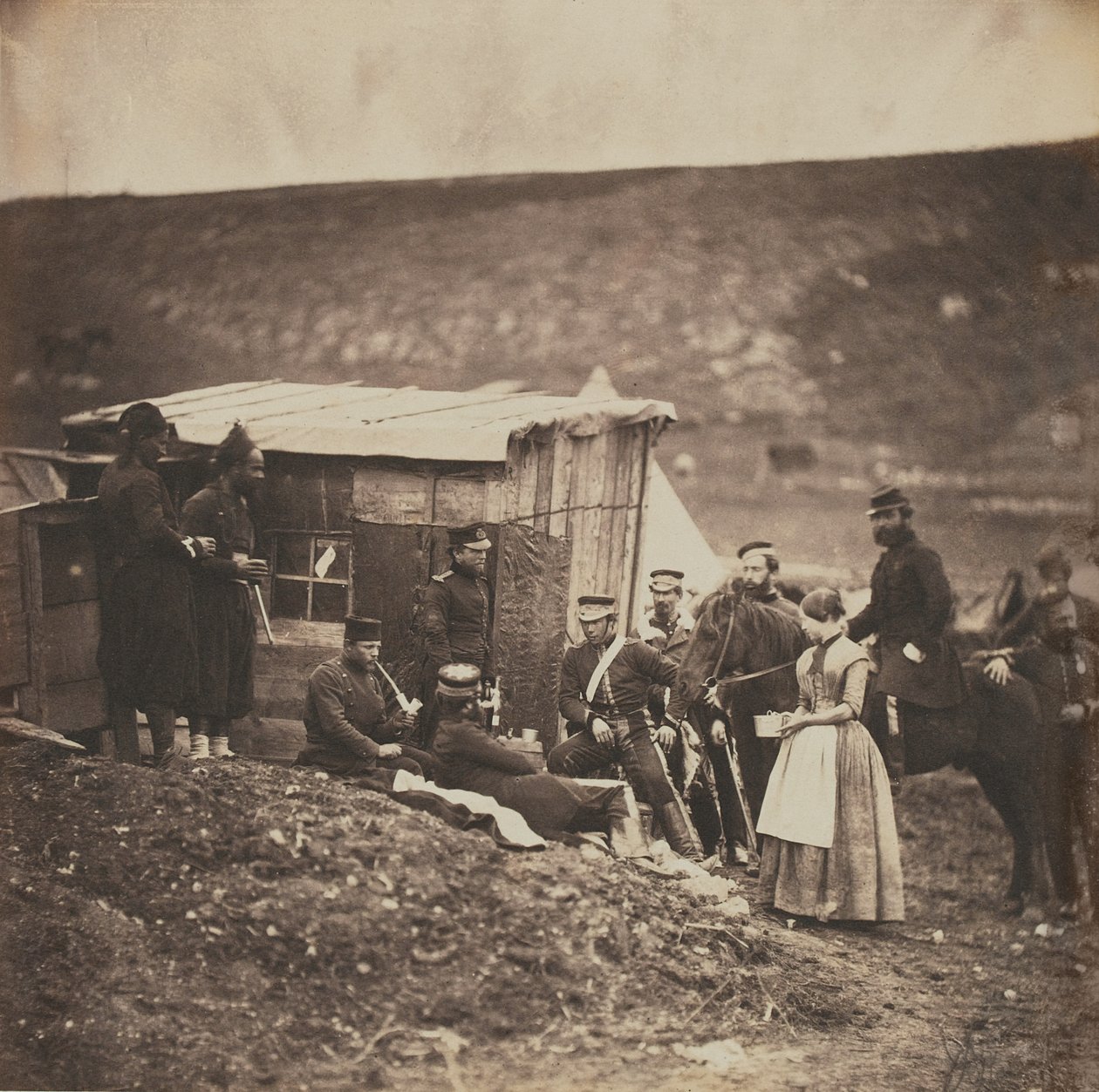 Partia oddziałów francuskich i angielskich w obozie 4 Gwardii Dragonów, z albumu 52 fotografii związanych z wojną krymską, 1855 autorstwa Roger Fenton