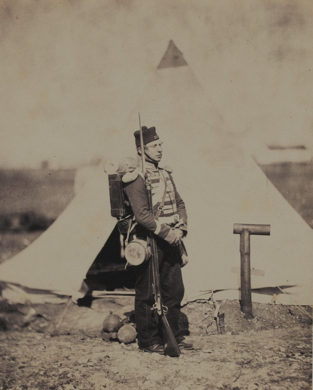 Szeregowy 28 Pułku Piechoty (North Gloucestershire) w pełnym rozkazie marszowym, z albumu 52 fotografii związanych z wojną krymską autorstwa Roger Fenton