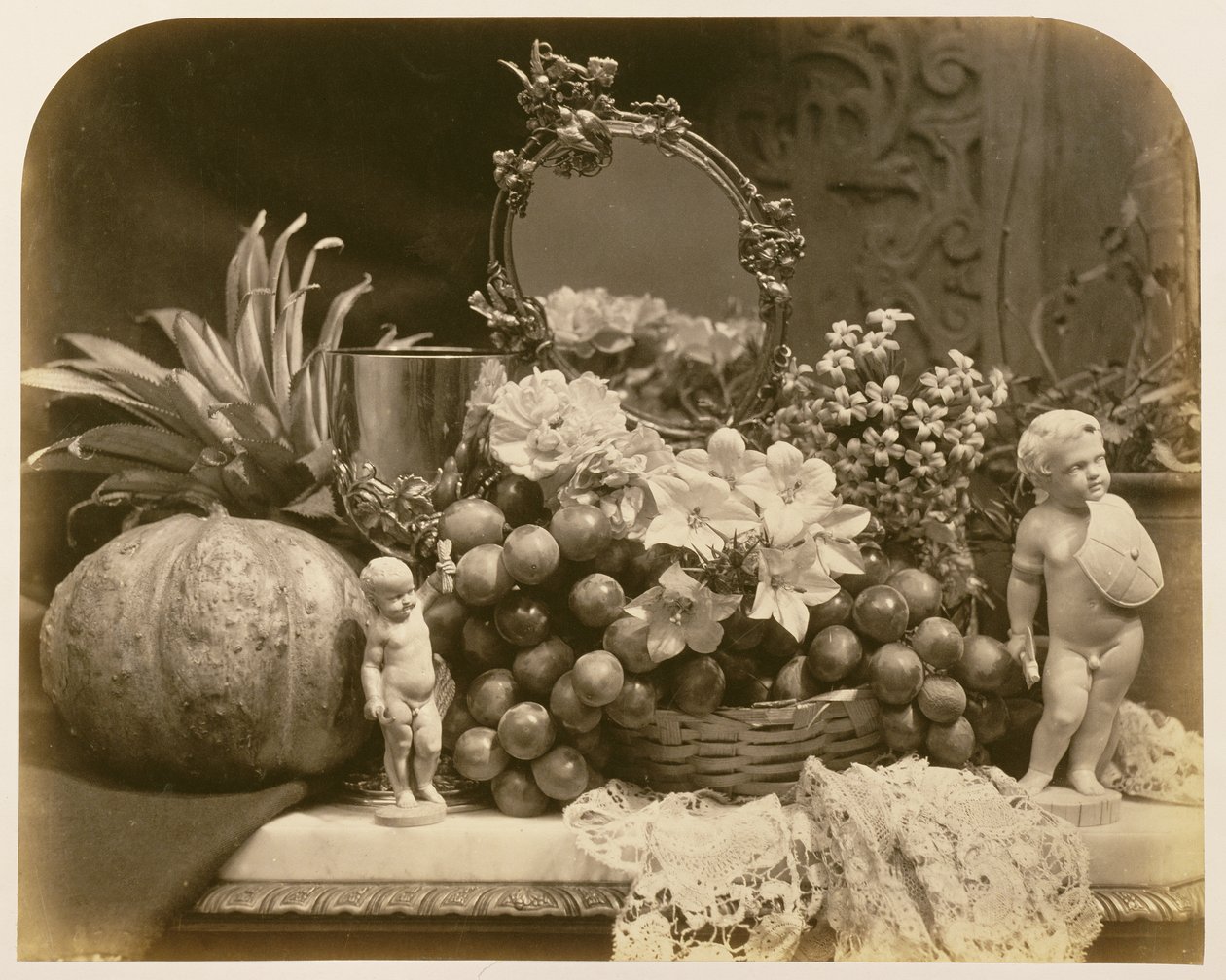 Martwa natura z owoców z lustrem i figurkami, 1860 (zdjęcie w sepii) autorstwa Roger Fenton