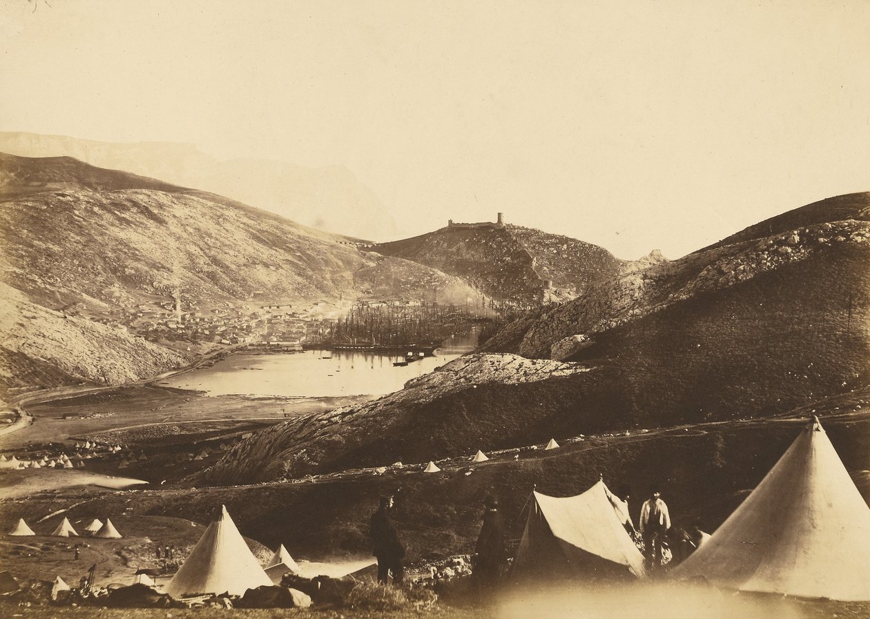 Bałakława widziana z Guards Hill autorstwa Roger Fenton