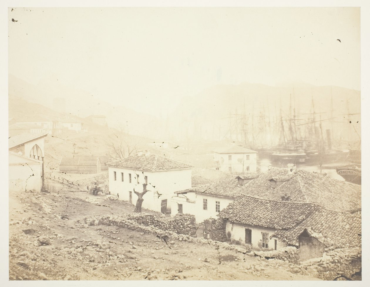Balaklava, patrząc w stronę morza autorstwa Roger Fenton