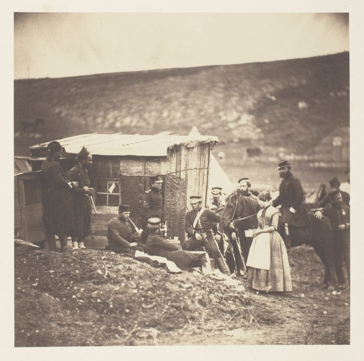 Obóz 4. Pułku Gwardii Dragonów, towarzyskie przyjęcie, Francuzi i Anglicy autorstwa Roger Fenton