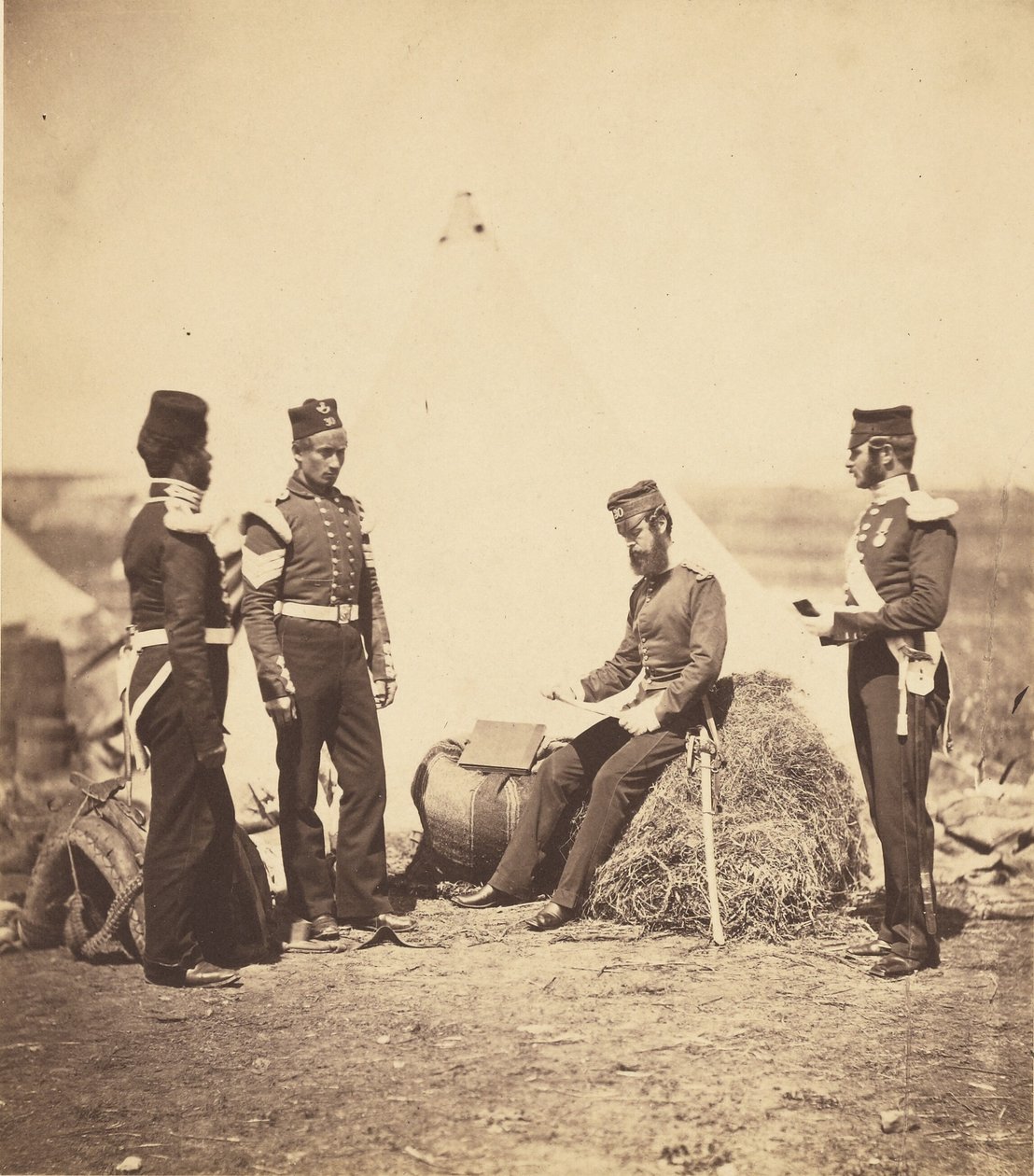 Kapitan Walker z 30. pułku czyta rozkazy ogólne. autorstwa Roger Fenton