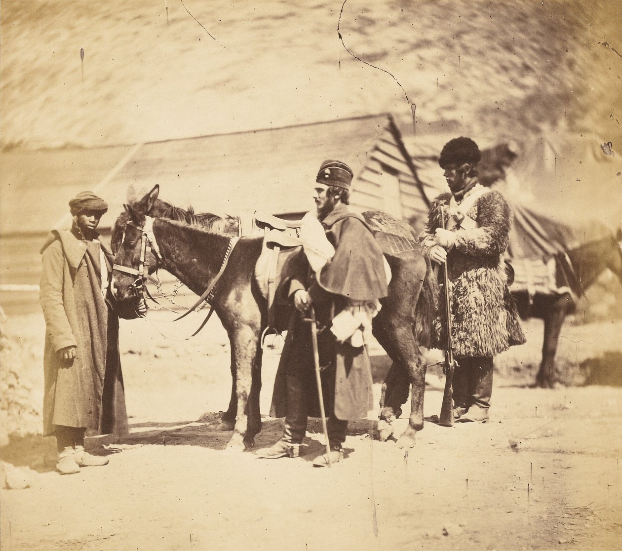 Kapitan Burnaby, Grenadier Guards i nubijski służący autorstwa Roger Fenton