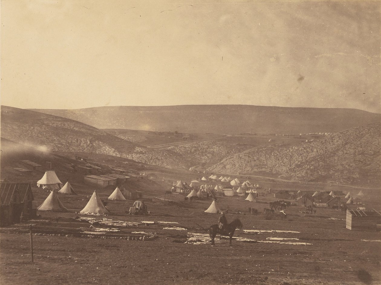 Obóz kawalerii w Bałakławie, widok w stronę płaskowyżu Sewastopola autorstwa Roger Fenton