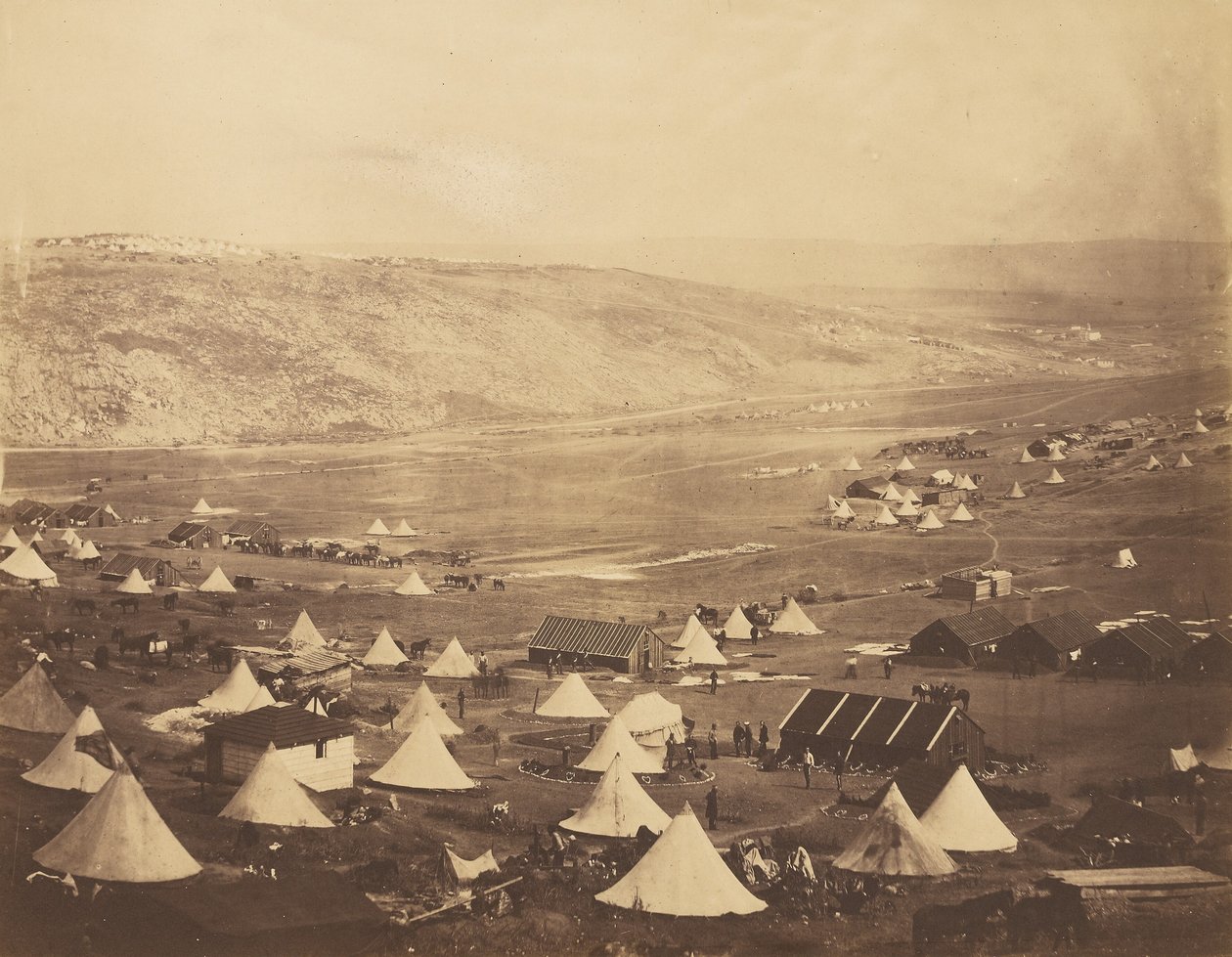 Obóz kawalerii, patrząc w kierunku Kadikoi. autorstwa Roger Fenton