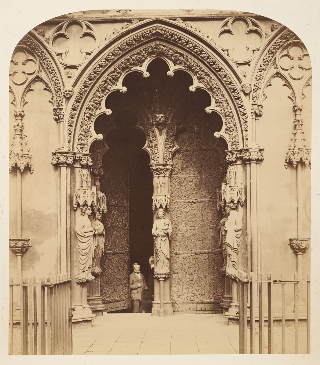 Centralne wejście, zachodni ganek, katedra w Lichfield autorstwa Roger Fenton
