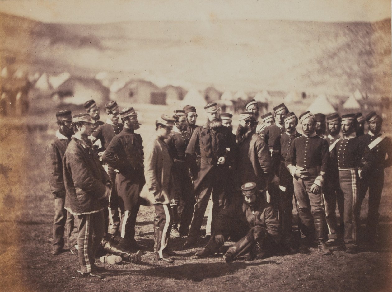 Pułkownik Doherty, Oficerowie i ludzie 13 Pułku Lekkich Dragonów, z albumu 52 fotografii związanych z wojną krymską, 1855 autorstwa Roger Fenton