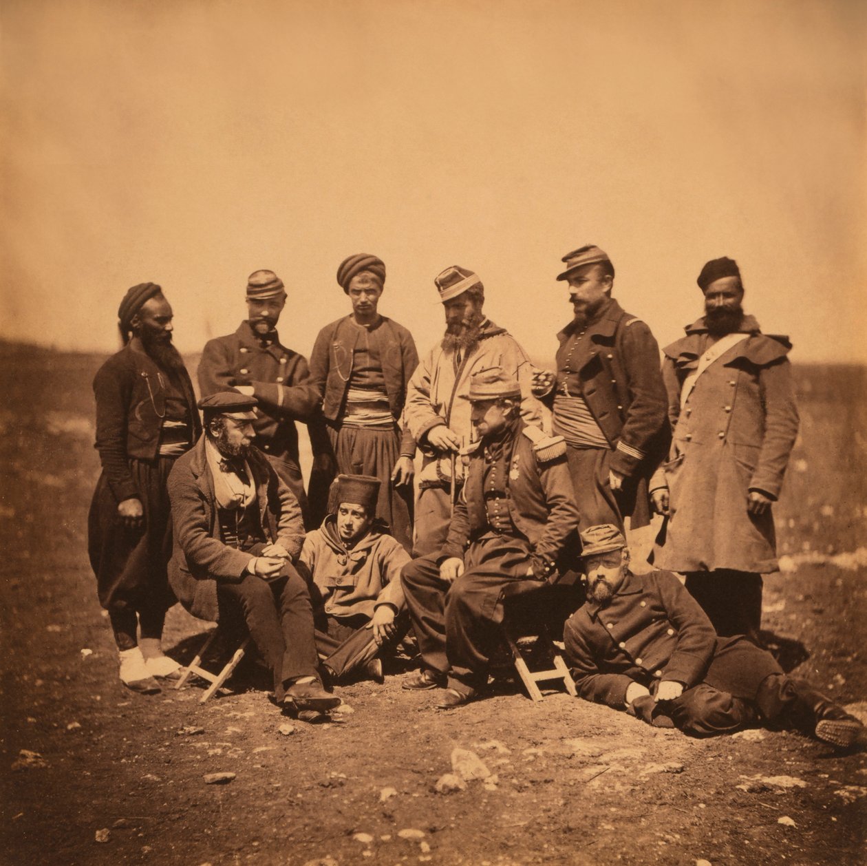 francuski generał Cisse i grupa oficerów i żołnierzy, portret w różnych stylach mundurów; żuaw stoi po lewej stronie, wojna krymska, Krym, Ukraina autorstwa Roger Fenton