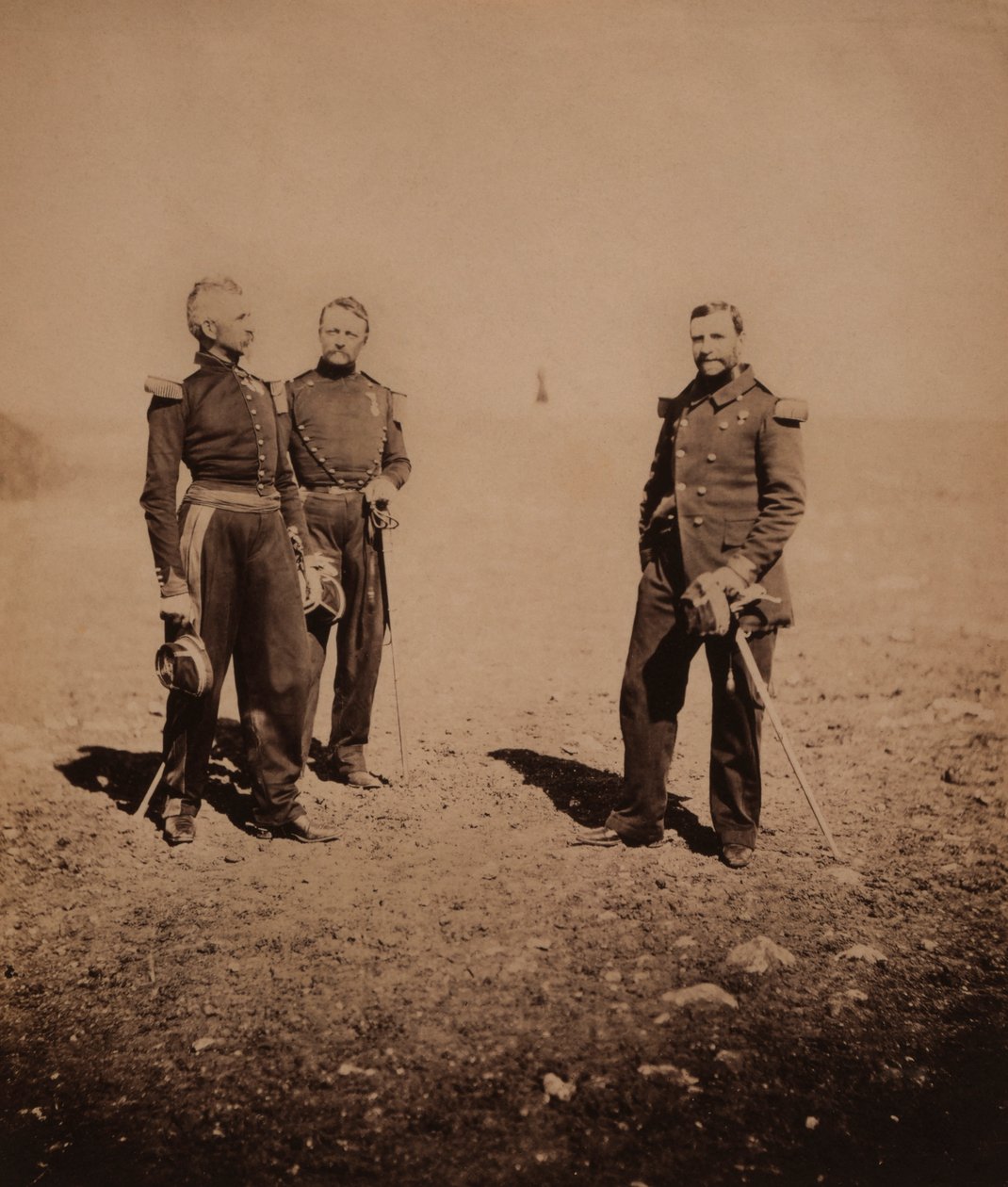 Francuscy generałowie Labousiniere i Beuret stojący z trzecim oficerem, Wojna Krymska, Krym, Ukraina autorstwa Roger Fenton