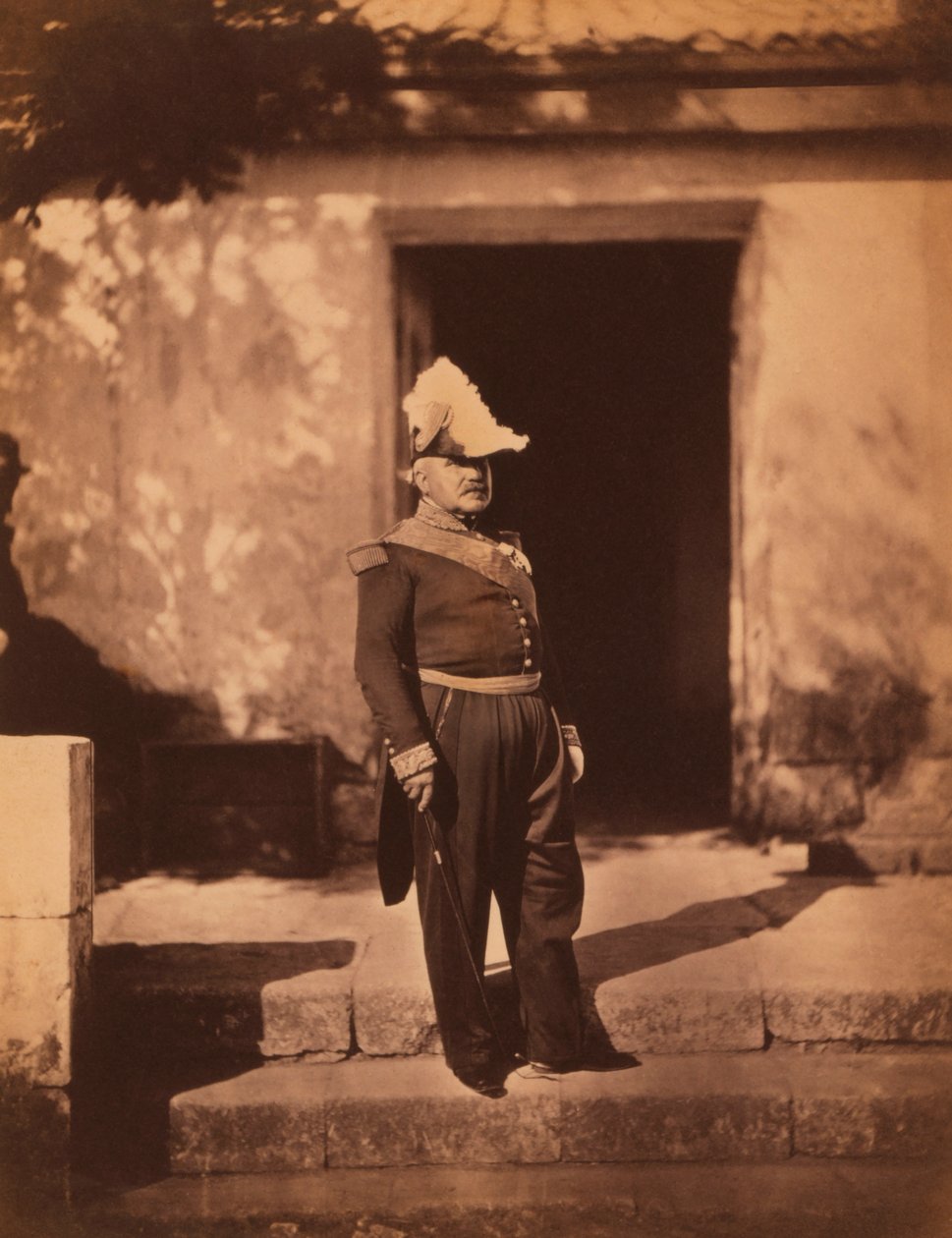 Francuski Marechal Pelissier, portret w mundurze i kapeluszu, stojący przed budynkiem, wojna krymska, Krym, Ukraina autorstwa Roger Fenton