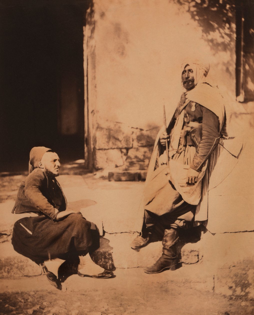 Portret siedzącego żuawa i stojącego oficera Spahi, portret, Wojna Krymska, Krym, Ukraina autorstwa Roger Fenton