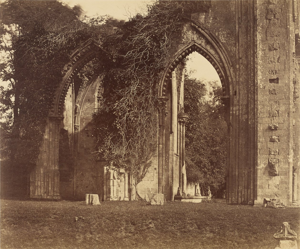 Opactwo Glastonbury, arkady północnej nawy bocznej autorstwa Roger Fenton