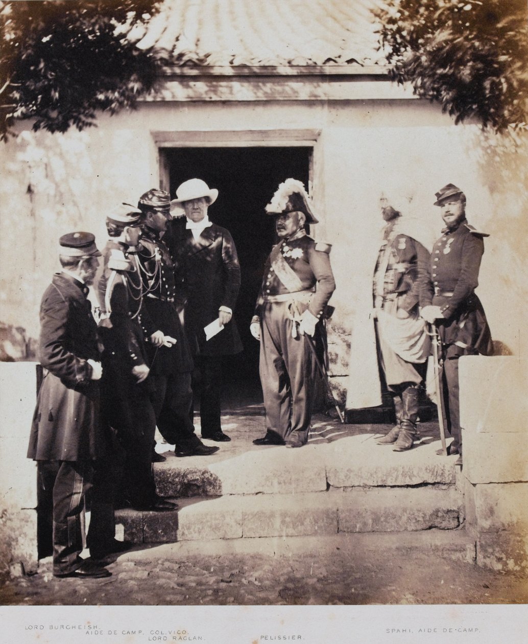 Grupa w Kwaterze Głównej, z albumu 52 fotografii związanych z wojną krymską, 1855 r. autorstwa Roger Fenton