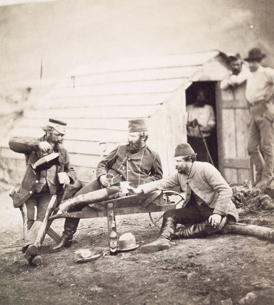 Trudy w obozie (pułkownik Lowe i kapitanowie Brown i George), 1855 (odbitka albenowa z negatywu kolodionowego) autorstwa Roger Fenton