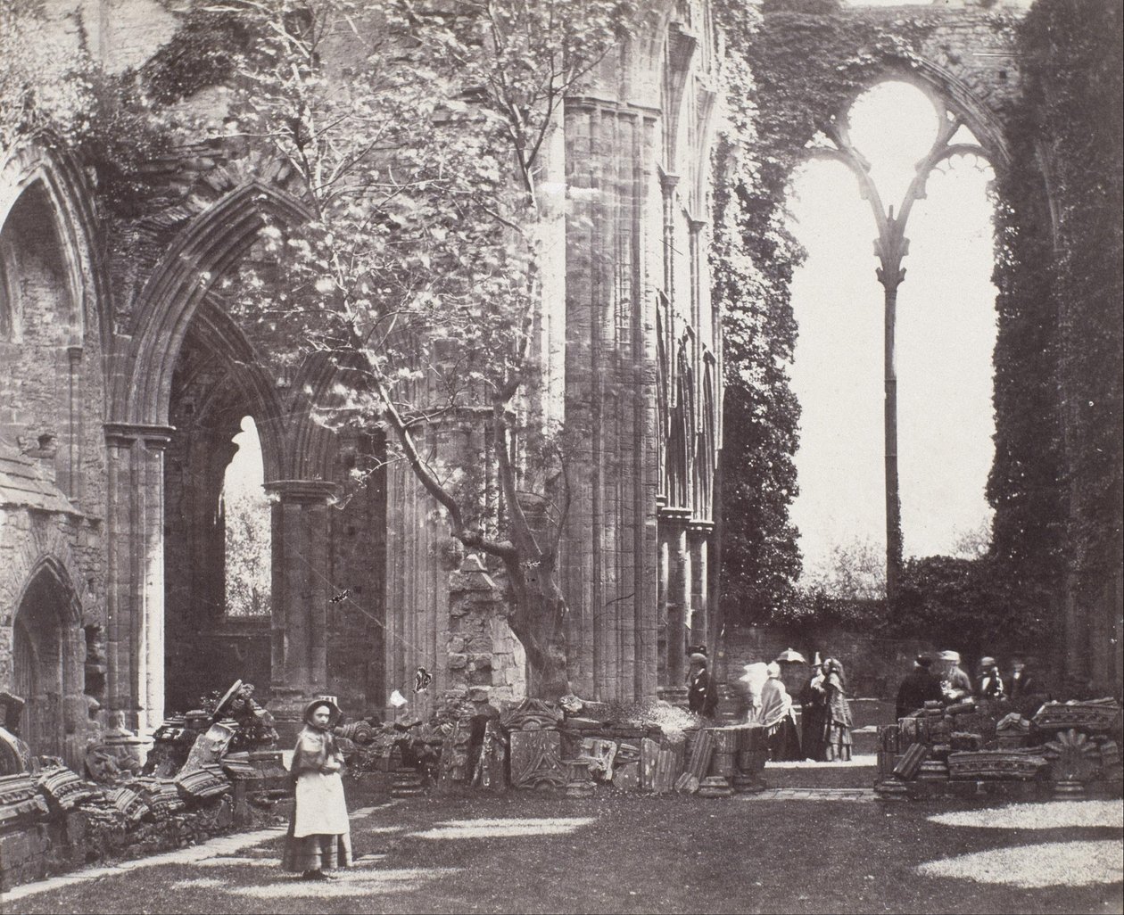 Wnętrze: Opactwo Tintern autorstwa Roger Fenton