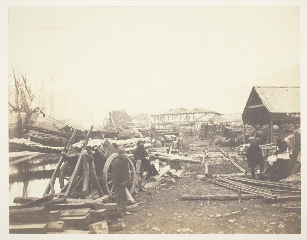 Miejsce lądowania, sklepy kolejowe, Bałakława autorstwa Roger Fenton