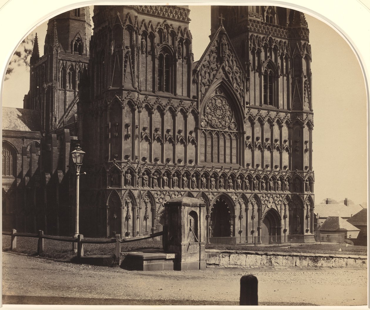 Katedra Lichfield od północnego zachodu autorstwa Roger Fenton