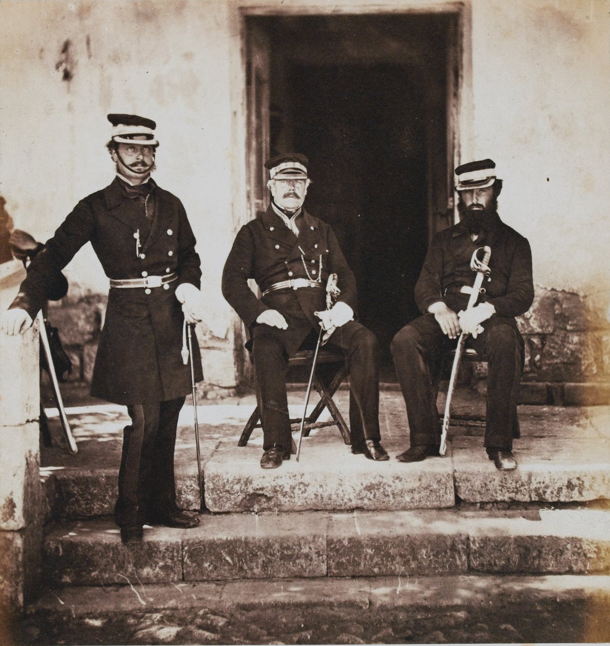 Generał dywizji Henry Frederik Lockyer i dwóch jego sztabów, z albumu 52 fotografii związanych z wojną krymską, 1855 autorstwa Roger Fenton