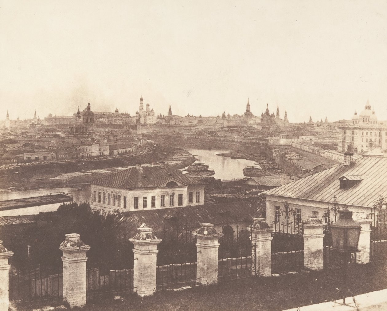 Moskwa, Kreml w oddali, 1852. autorstwa Roger Fenton