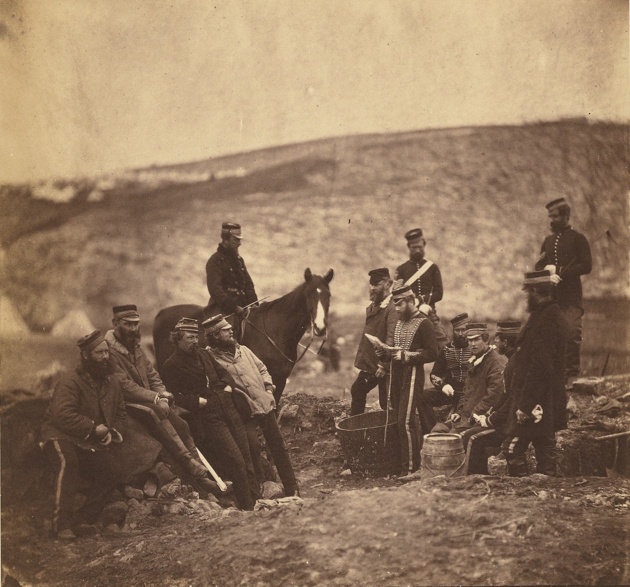 Oficerowie i żołnierze 8. pułku huzarów. autorstwa Roger Fenton