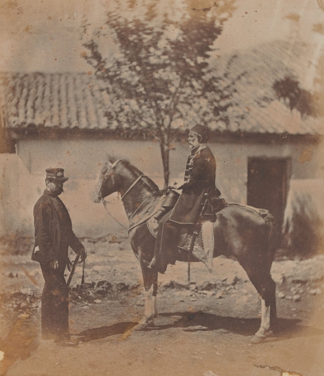 Omar Pasza i jego brytyjski oficer łącznikowy, pułkownik Lintorn Simmons, 1855 autorstwa Roger Fenton