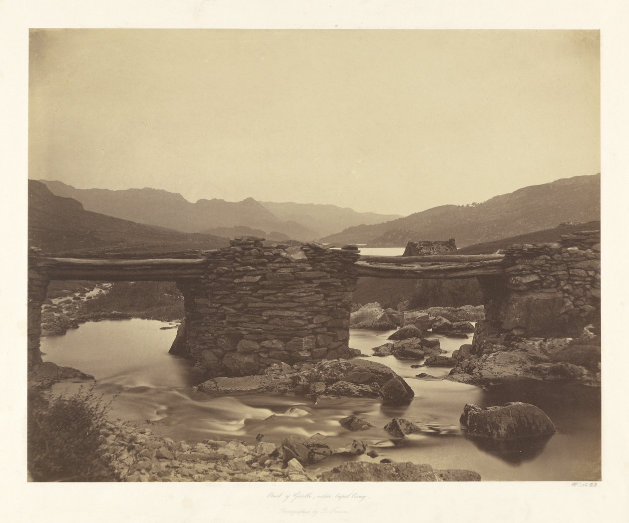 Pont-y-Garth, w pobliżu Capel Curig autorstwa Roger Fenton