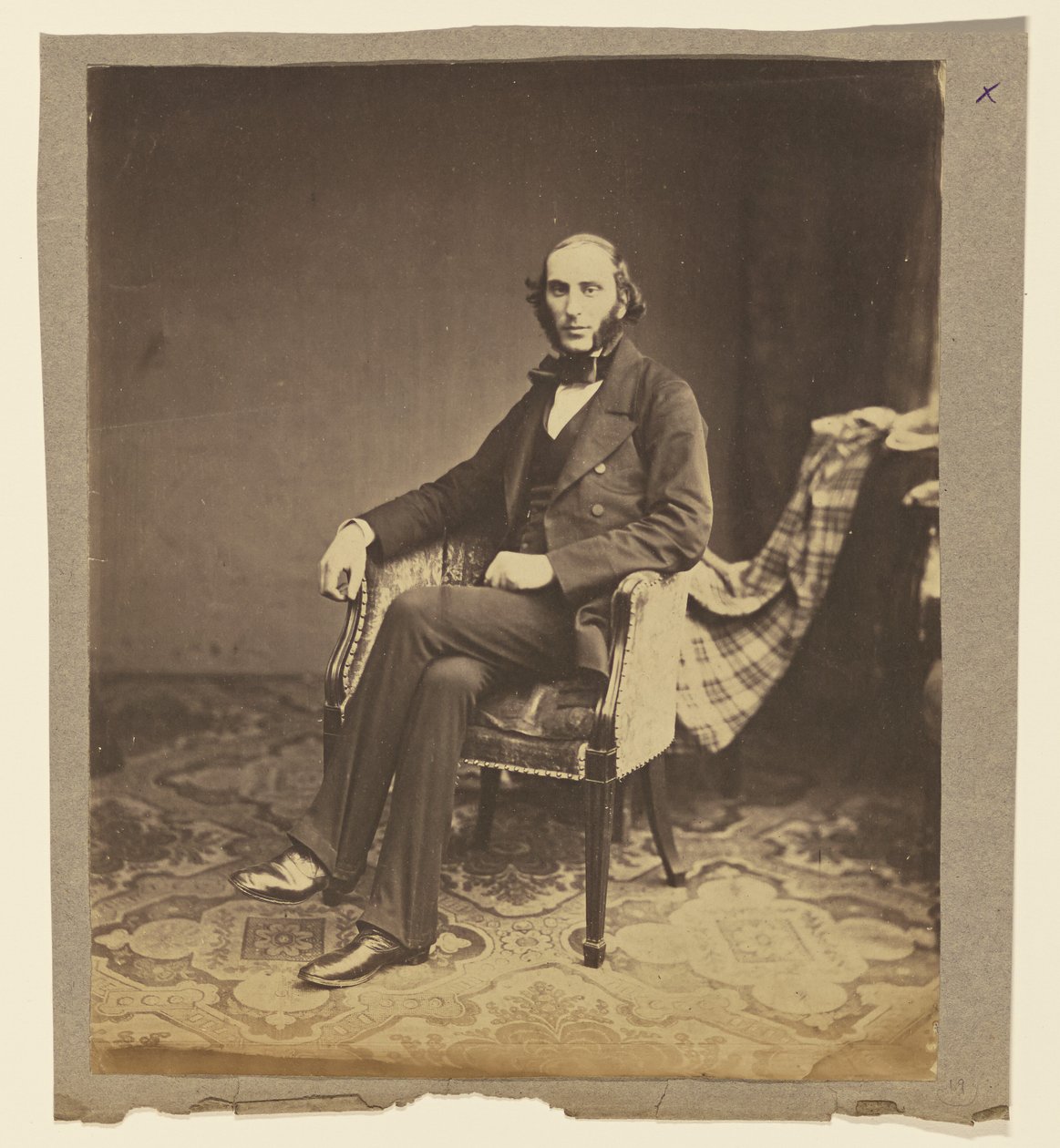 [Portret siedzącego mężczyzny] autorstwa Roger Fenton