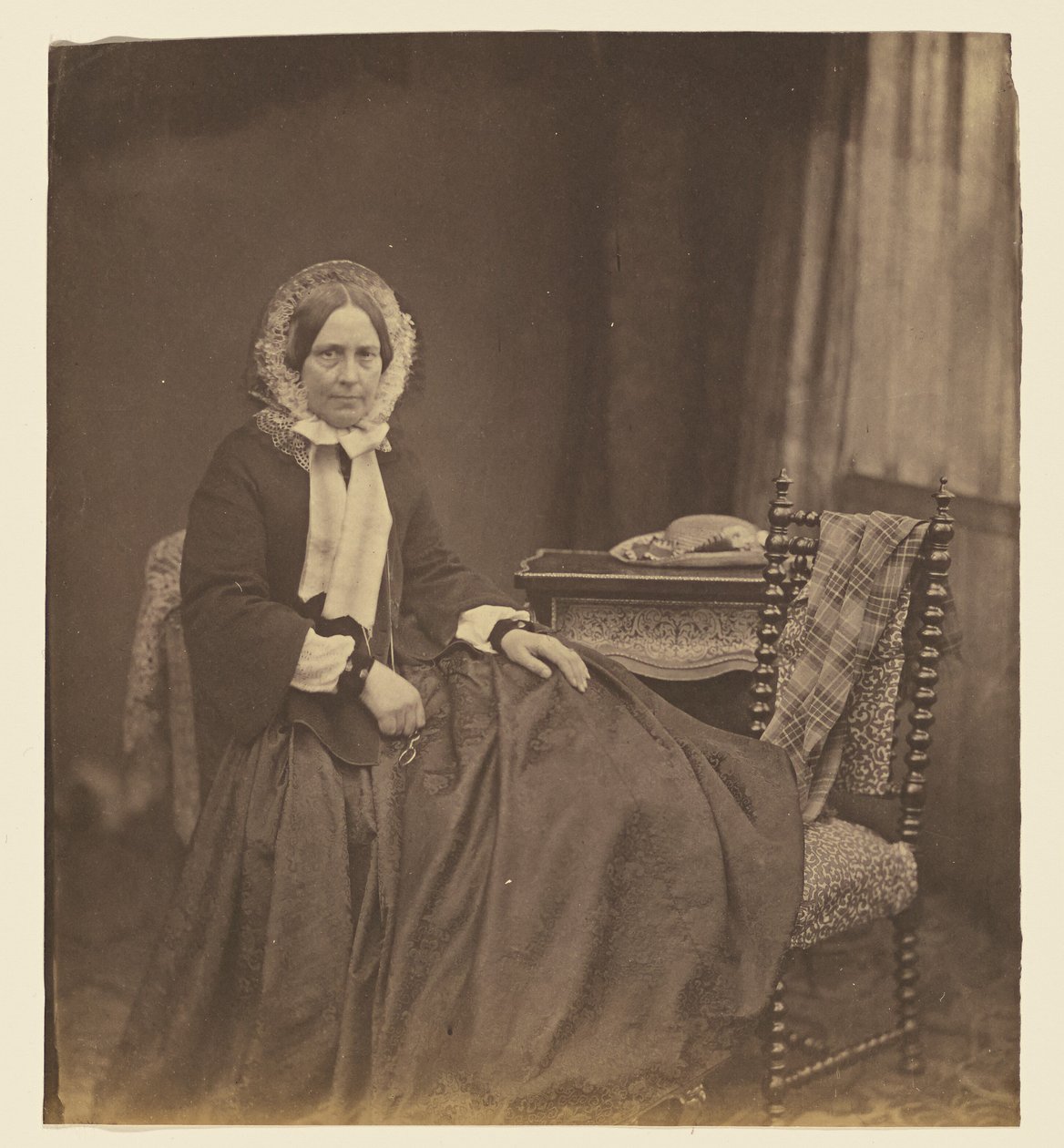 [Portret siedzącej kobiety w czepku] autorstwa Roger Fenton
