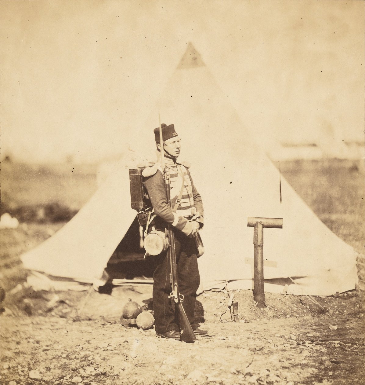 Szeregowiec w pełnym ekwipunku marszowym autorstwa Roger Fenton