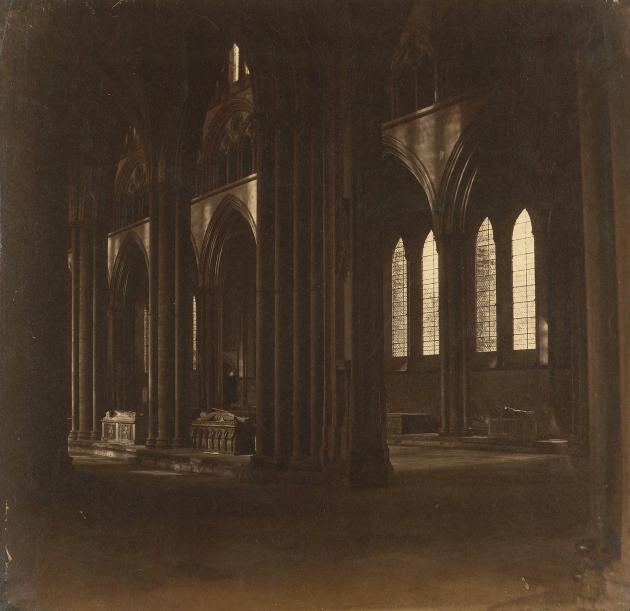 Katedra w Salisbury - Nawa, od południowego transeptu, 1858. autorstwa Roger Fenton
