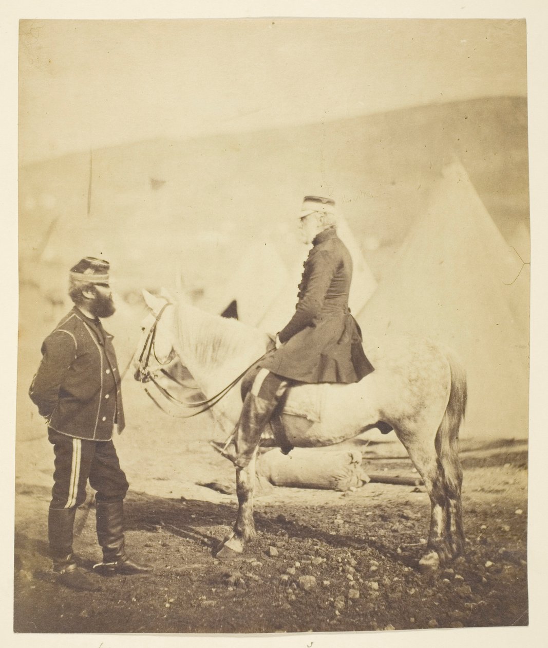 Sir Jas. York Scarlett (1799-1880), generał, dowodził szarżą ciężkiej brygady pod Bałakławą (po lewej); Edward Wm. Lowe (1820-1880), generał (po prawej); zdjęcie wykonane na Krymie autorstwa Roger Fenton