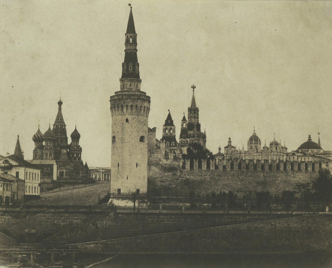 Południowy Front Kremla od Starego Mostu, 1852 r. autorstwa Roger Fenton