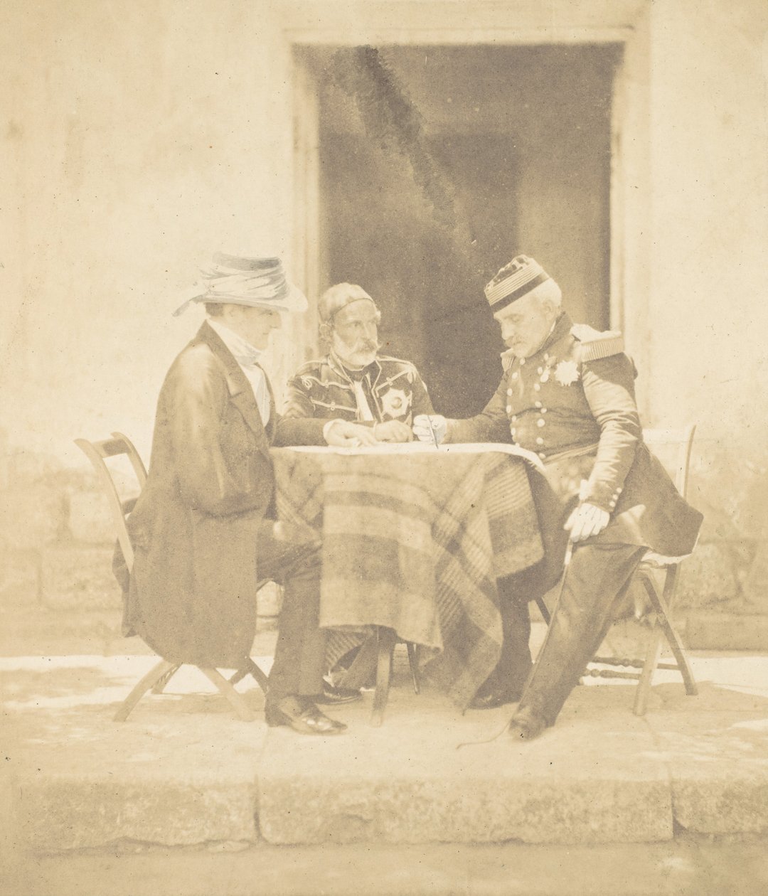 Rada Wojenna w poranek zdobycia Mamelon. Lord Raglan, Omar Pasza, M..., 1855. autorstwa Roger Fenton