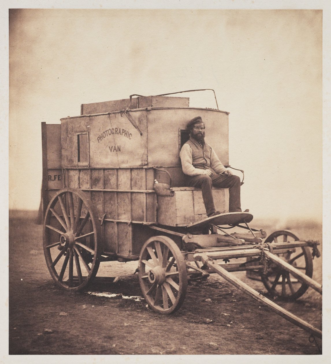 Wóz fotografa z Marcusem Sparlingiem na Krymie autorstwa Roger Fenton