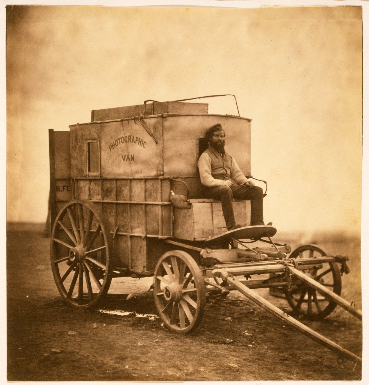 Fotografowie Van z Marcusem Sparlingiem na Krymie, 1855 (odbitka solna) autorstwa Roger Fenton