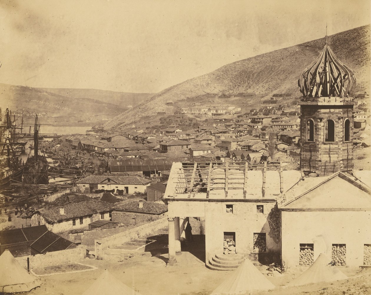 Rosyjski kościół i miasto Bałakława autorstwa Roger Fenton