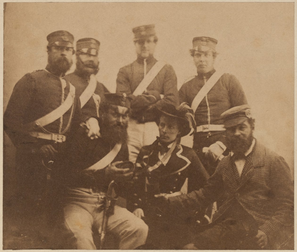 Dwóch oficerów i czterech mężczyzn z kantyniere, Krym, 1855 autorstwa Roger Fenton