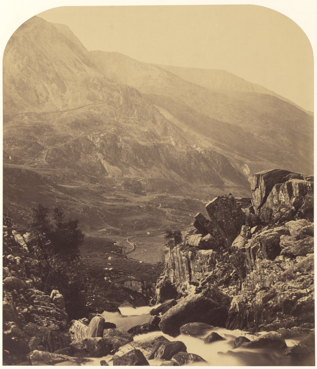 Widok od wodospadów Ogwen ku Nan Francon autorstwa Roger Fenton