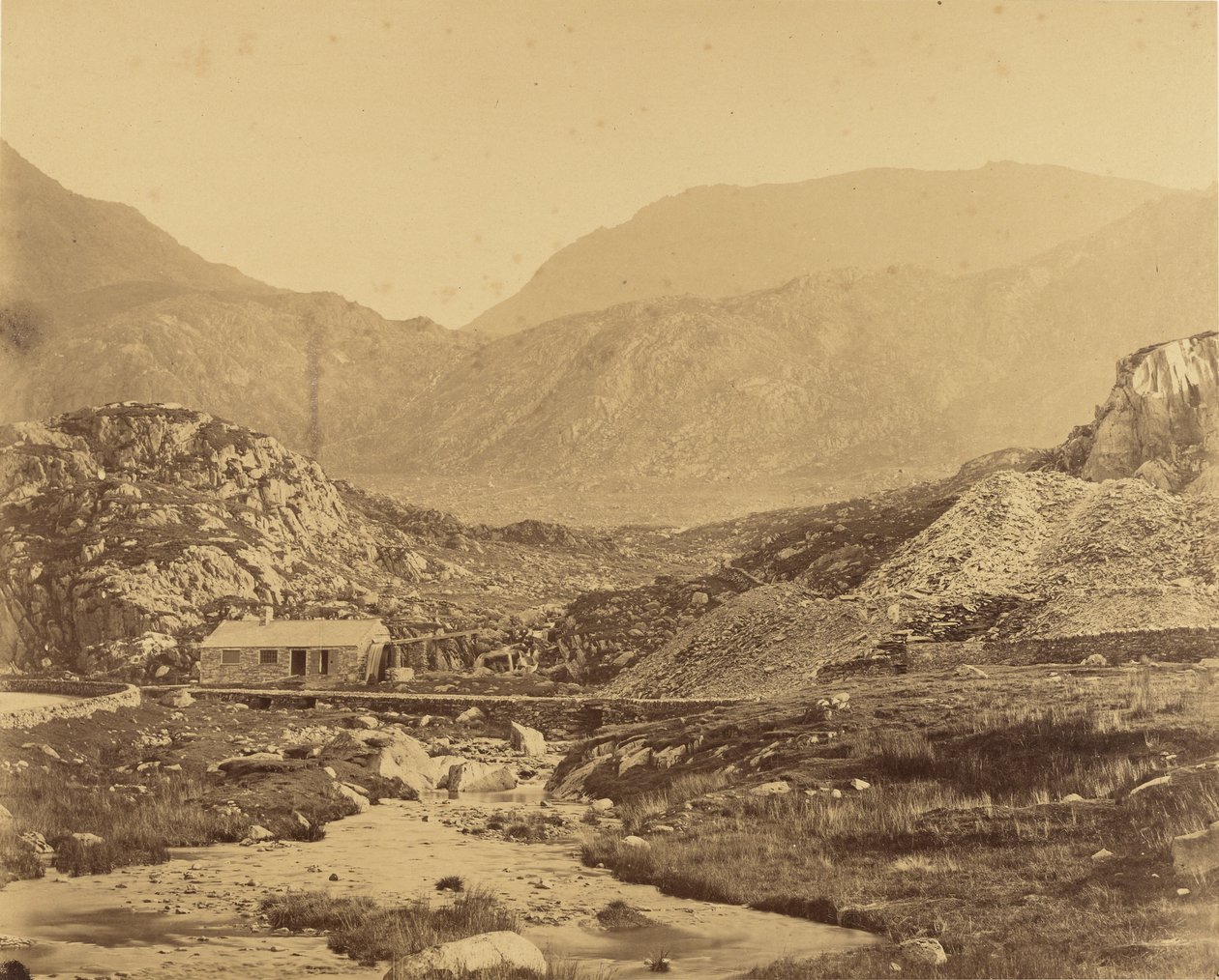 [Widok gór u podnóża jeziora Ogwen] autorstwa Roger Fenton