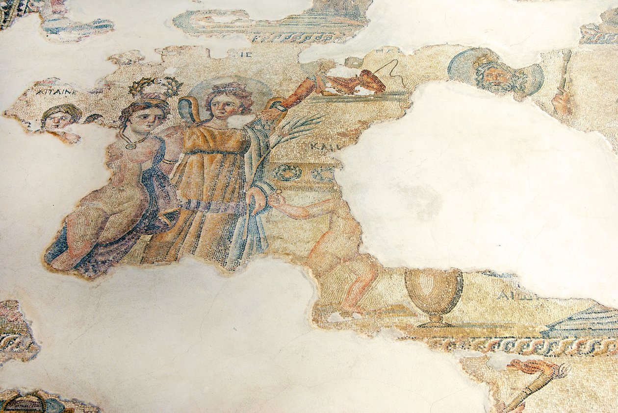 Konkurs piękności między Cassiopeia a Nereidami oceniany przez Aion, House of Aion, Paphos,Cypr (mozaika) autorstwa Roman