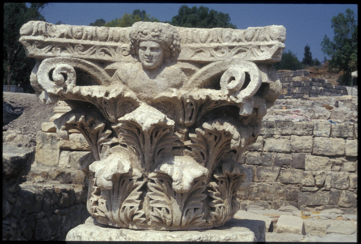 Detal architektoniczny wykopany w rzymskim mieście autorstwa Roman