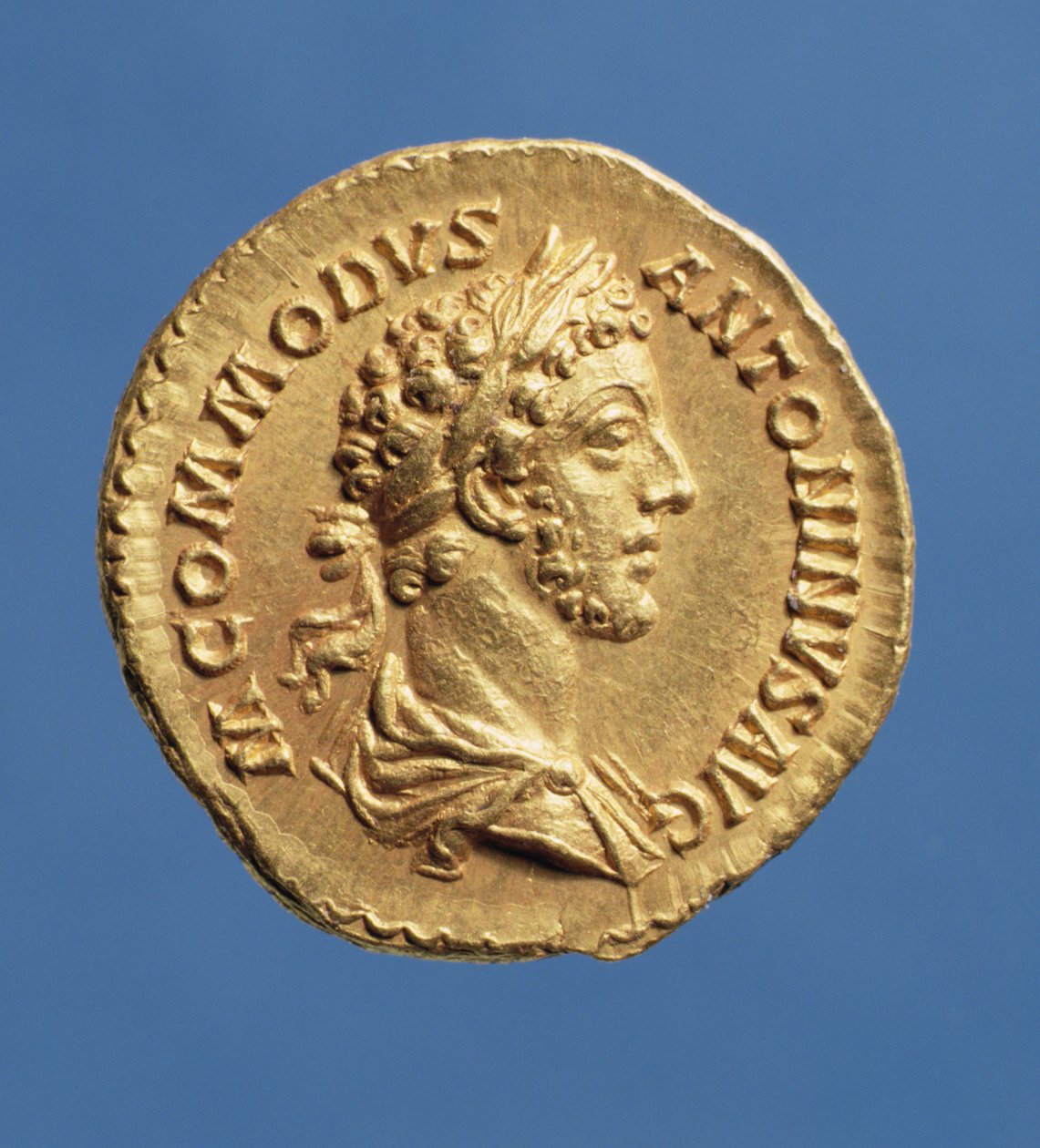 Popiersie Aureusa (awers) Kommodusa (180-192) drapowane, po prawej stronie, noszącego wieniec laurowy. Napis: M ANTONINVS COMMODVS AVG (złoty) autorstwa Roman
