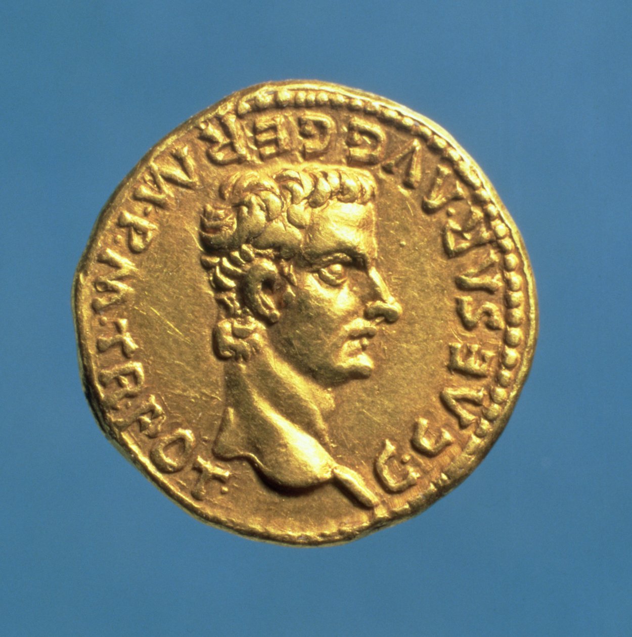 Aureus (awers) z Kaliguli (AD 37-41) z odkrytą głową. (złoty) Napis: C CAESAR AVG GERM P M TR POT autorstwa Roman